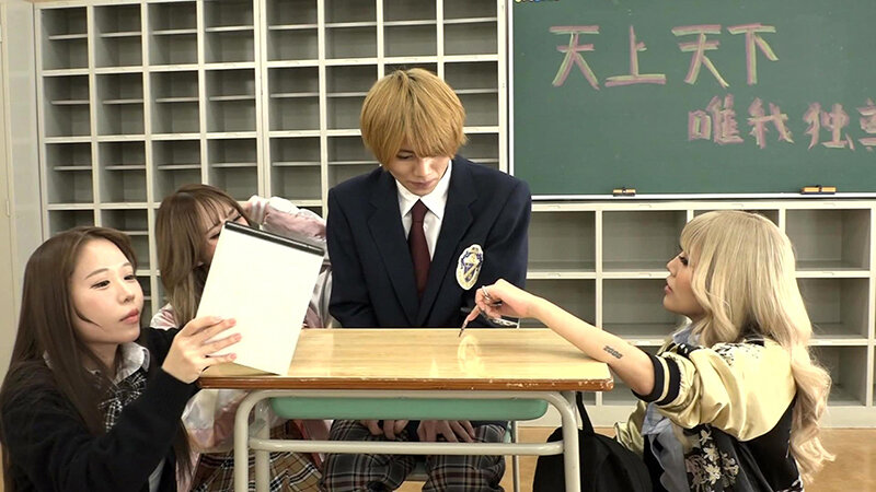 「ほら、うちらにケツ穴掘られて女の子みたいにイっちゃいなよw」ヤンキービッチ女子●生たちが入学早々目を付けたかわいい童貞男子のアナルを強●メスイキ開発 - サンプル画像 - 1