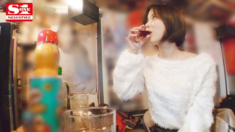 酔わせたら9割9分ヤレる女 ～酒入ると下半身ゆるゆるパンチラしっぱなしオンナと朝までSEX～ 葵つかさ - サンプル画像 - 2