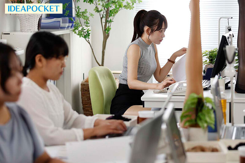 パンストフェチを買われストッキング開発部に配属 好きすぎて勃起し集中できない僕を教育係の先輩がパンスト美脚で抜いてくれる 古乃ほの - サンプル画像 - 1