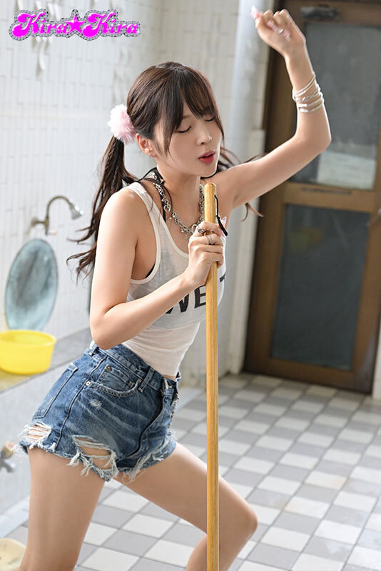 密着洗体手コキで10秒抜きしてくれると噂の銭湯看板娘～おやじチ○ポぶっこヌキギャル銭湯～ 新井リマ - サンプル画像 - 1