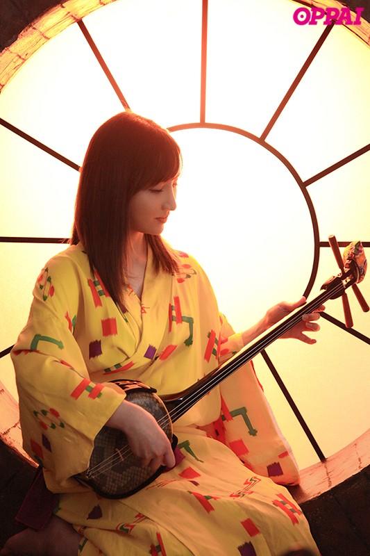 三線持って沖縄から上京してきたばかりの19歳！Hcup巨乳の島人AVデビューでイーヤーサーサー 楪カレン - サンプル画像 - 1