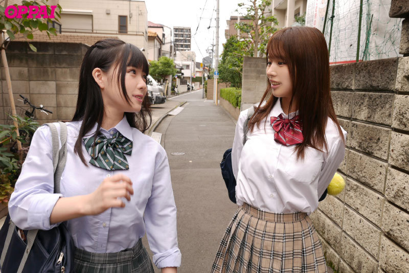 親の再婚でできた姉2人と子供部屋が相部屋に！ W痴女姉妹に挟まれて毎日杭打ち中出しされたボク…。 新井リマ 横宮七海 - サンプル画像 - 1