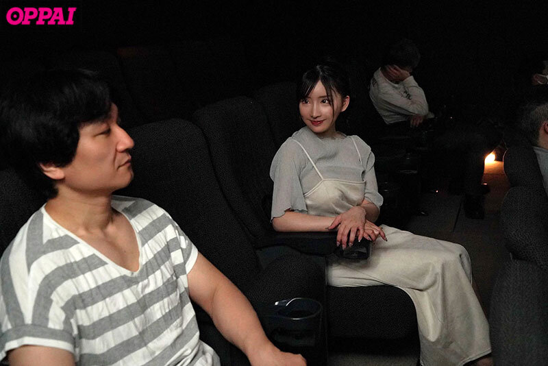 「こんな場所で？」「声でバレちゃう！」「ここに射精するの！？」小悪魔な巨乳逆チカンお姉さん 楪カレン - サンプル画像 - 1