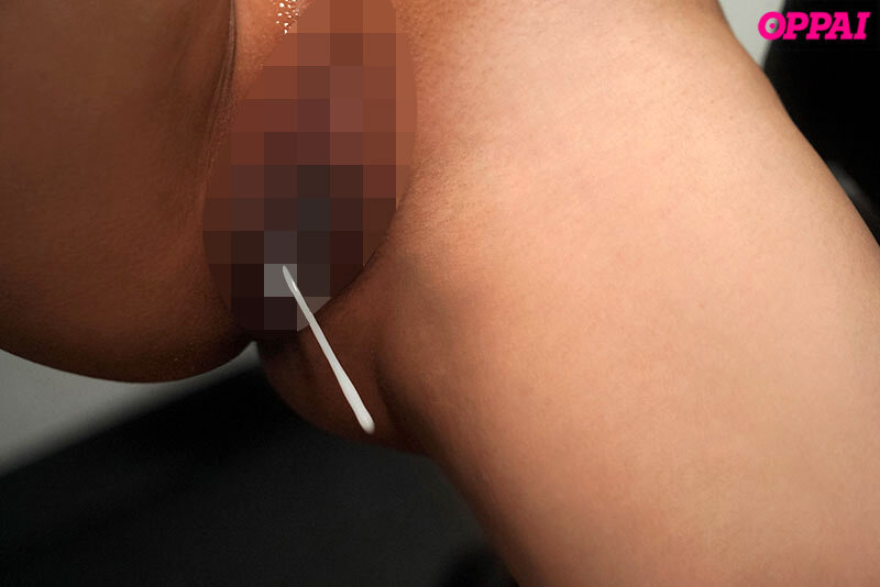 「こんな場所で？」「声でバレちゃう！」「ここに射精するの！？」小悪魔な巨乳逆チカンお姉さん 楪カレン - サンプル画像 - 6