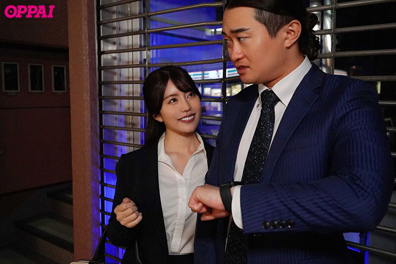 会社の飲み会で終電を逃した僕に「うちに泊まっていきます？」と巨乳の後輩女子が小悪魔な囁き。部屋着の胸チラ誘惑に負けて何度もSEXした 松本梨穂 - サンプル画像 - 1