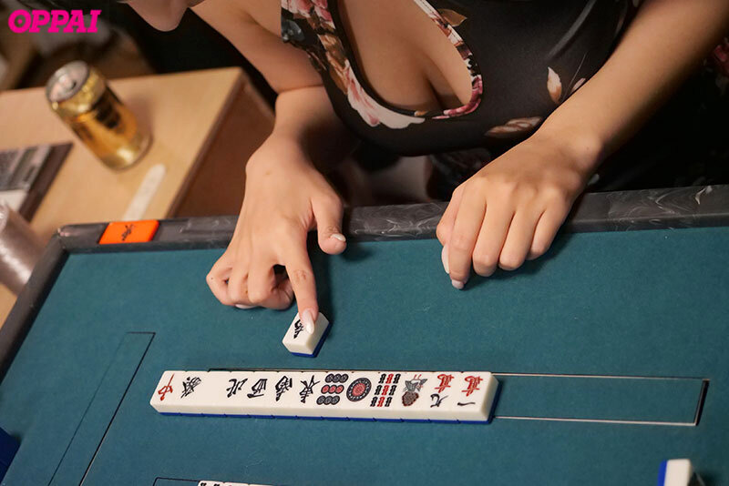 酔った勢いの悪ノリ脱衣麻雀が…罰ゲームのエロコス着て豹変した豪運痴女に僕ら全員ひんむかれ、精子払いを強要されたドスケベ徹マン役満追撃で濃厚パイズリ＆強●中出し 役野満里奈 - サンプル画像 - 1