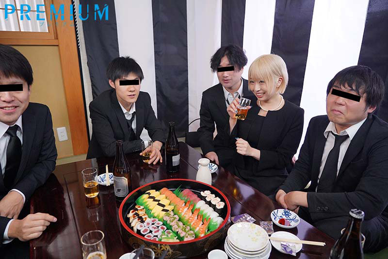 法事で久しぶりに再会した同級生たちと泥●乱交してしまった金髪喪服ギャル 乙アリス - サンプル画像 - 2