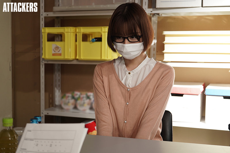 ドラッグストアで働く可愛い店員が気持ち悪いオヤジ店長の絶倫セックスに完堕ちしていた。 月乃ルナ - サンプル画像 - 10