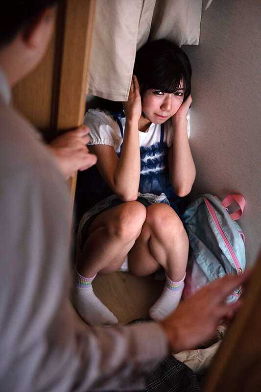 強●回避かくれんぼ お父さんとお義母さんが居ない間に、知らないおじさん達がやってきました。怖かったので、逃げました。押し入れにも隠れました。でも、捕まってしまいました…。 日向由奈 - サンプル画像 - 1