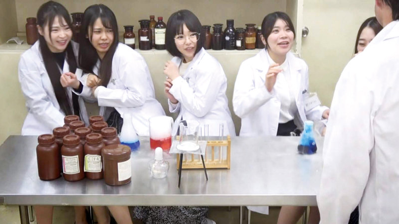 巧妙に準備された実験 研究室集団昏● 「ゴホッ！ゴホッ！窓！換気して！」 - サンプル画像 - 4