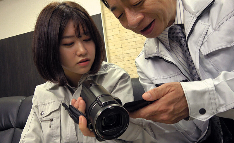 女子ロッカーを盗撮し続けた部長 寿退社と俺の肉棒 「おまえのマン汁…味見したかったんだよぉ」 - サンプル画像 - 2