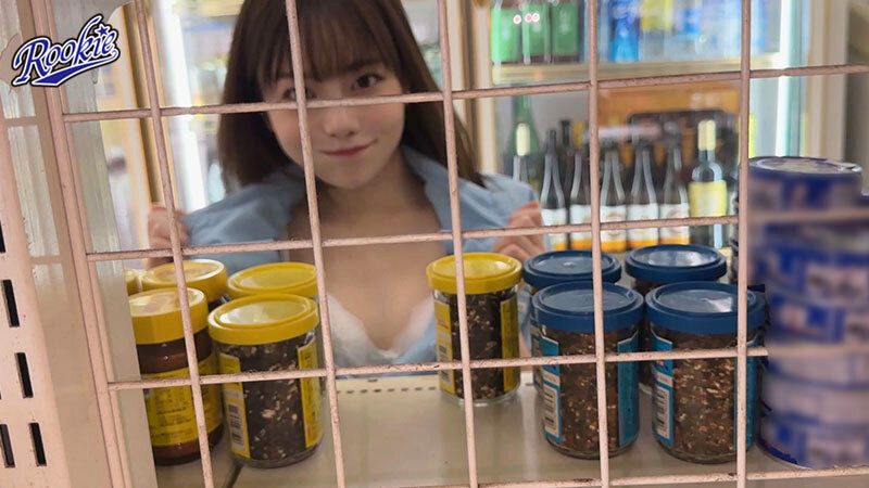 性欲溢れたコンビニバイト彼女は客がいるのにバイトテロ密会＆時短エロ奉仕でザーメンぶっこ抜き！！仕事終わりも変態オマ●コフル稼働でハメまくる24時間ド発情営業。 秋元さちか - サンプル画像 - 3