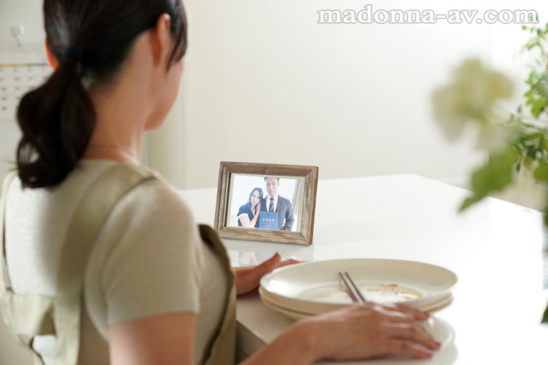 想い溢れる母の日―。最愛の人と、‘禁断’の中出し接吻性交。 安野由美 - サンプル画像 - 1