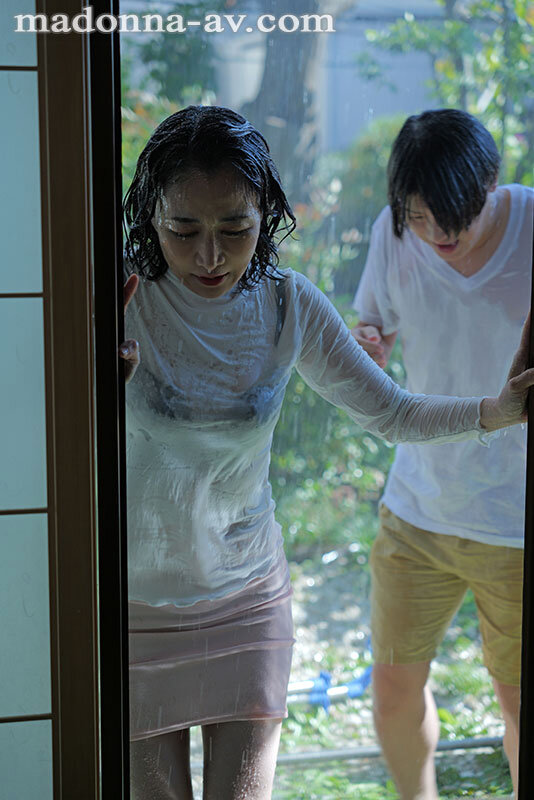 濡れ透ける母の肢体―。同じ屋根の下で二人きり…。 ゲリラ豪雨の夜ー。母子グショ濡れ相姦 瀬尾礼子 - サンプル画像 - 1