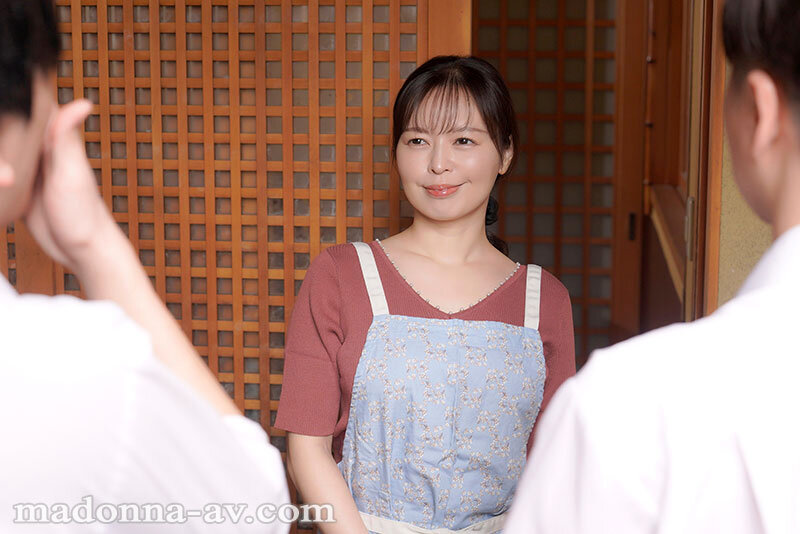 MONROE専属 美容部員の人妻まさかの中出し解禁！！ 美しい友人の母、接吻と受精に溺れた日々―。 杉咲穂果 - サンプル画像 - 1