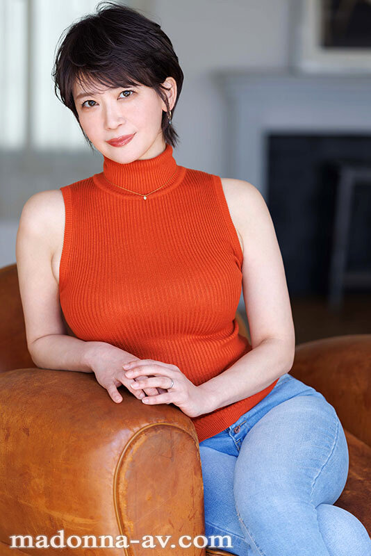 彼女が歩くだけで、下町の商店街さえランウェイに見えるー。 某人妻ファッション誌の読者モデル 秋月夕 47 歳 AV DEBUT - サンプル画像 - 1