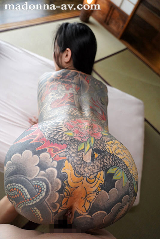この美顔で、この和彫り、脱いだら危険なイイオンナ。 背中に龍を飼う人妻 伊奈美いずな 43歳 AV DEBUT - サンプル画像 - 6