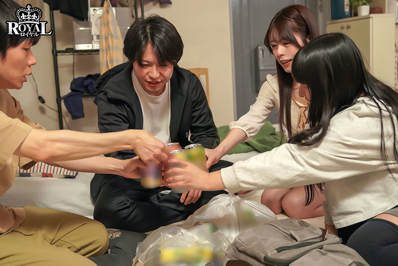 毎日泊まりに来る彼氏持ちの女友達から無自覚に誘惑され、勇気を出せず生殺し状態になった僕.。 逢坂希穂 - サンプル画像 - 12