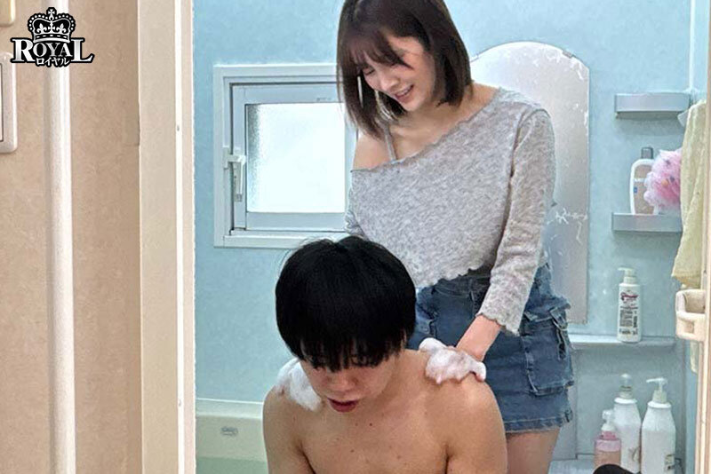想像以上に大人になった幼馴染のエロ過ぎるおっぱいにフル勃起！互いの両親が不在で、年下の幼馴染が我が家にお泊りにやって来た。 鳳みゆ - サンプル画像 - 2