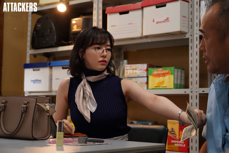 肉体奉仕をさせられた万引き妻 三宮つばき - サンプル画像 - 10