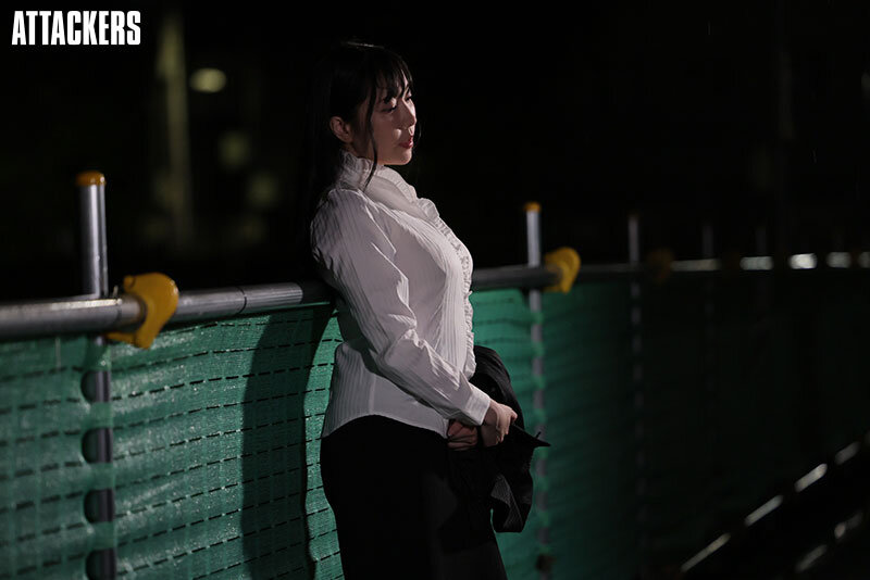 結婚目前の女上司と二人きりで残業。想いを抑えきれずに僕は彼女を… 七海ティナ - サンプル画像 - 3