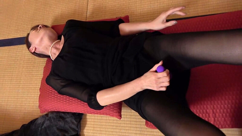 未亡人 喪服の下から滲み出る性欲3 - サンプル画像 - 1