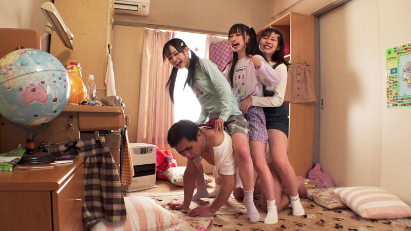 【純粋な狂気！？】某所にある好奇心旺盛な美少女3人組の住む団地で事件発生！？大人のカラダに興味津々な彼女たちが無邪気にチ●ポをイジメ抜く！！小さなおクチとツルペタま●こでの小悪魔的な集団逆レ●プを徹底SCOOP！！ - サンプル画像 - 17