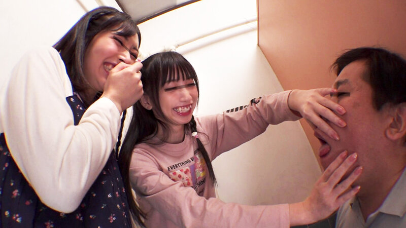 【純粋な狂気！？】某所にある好奇心旺盛な美少女3人組の住む団地で事件発生！？大人のカラダに興味津々な彼女たちが無邪気にチ●ポをイジメ抜く！！小さなおクチとツルペタま●こでの小悪魔的な集団逆レ●プを徹底SCOOP！！ - サンプル画像 - 4