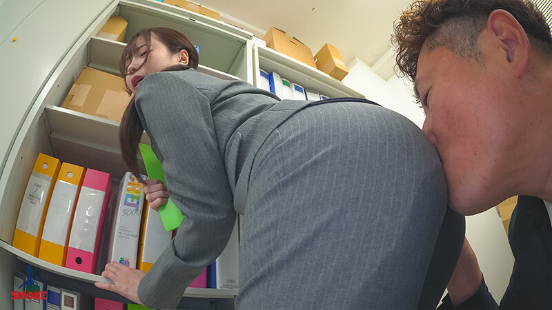 【お漏らしセクハラ】 媚薬利尿剤で早漏敏感化した若手ま○こを刺激して何度も失禁イキさせられるデカ尻部下OL 天馬ゆい - サンプル画像 - 3