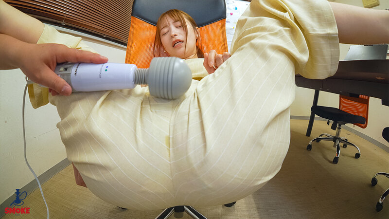 【飲尿聖水セクハラ】 残業中、2人きりの社内でトイレ我慢で溜まった鮮度抜群おしっこを変態上司に目の前で見せつけ飲みされ恥ずかしめ小便まみれSEXでイキ狂わされてしまう新人デカ尻部下OL 天馬ゆい - サンプル画像 - 13