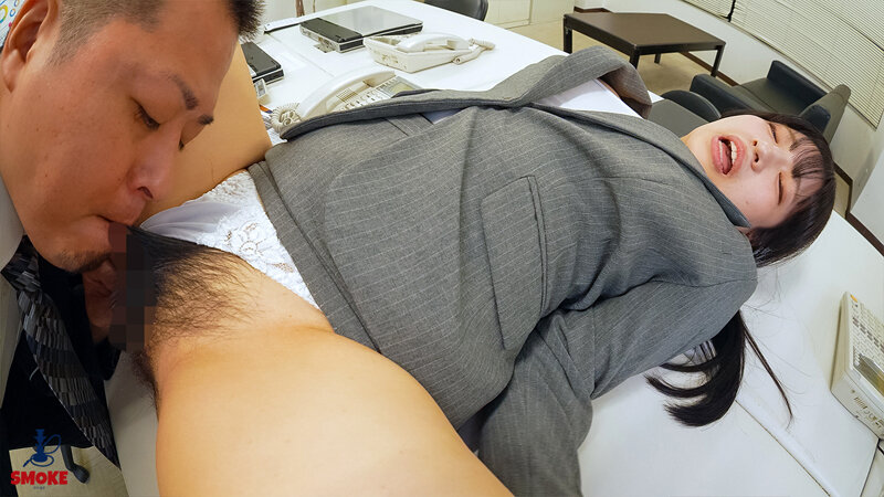 【剛毛舐めセクハラ】残業中のオフィスで二人きり、無自覚ハミ毛で上司ち○ぽを勃起させムレムレジャングルま○こ舐めで何度もイカされる新人むっちり部下OL 一色さら - サンプル画像 - 4