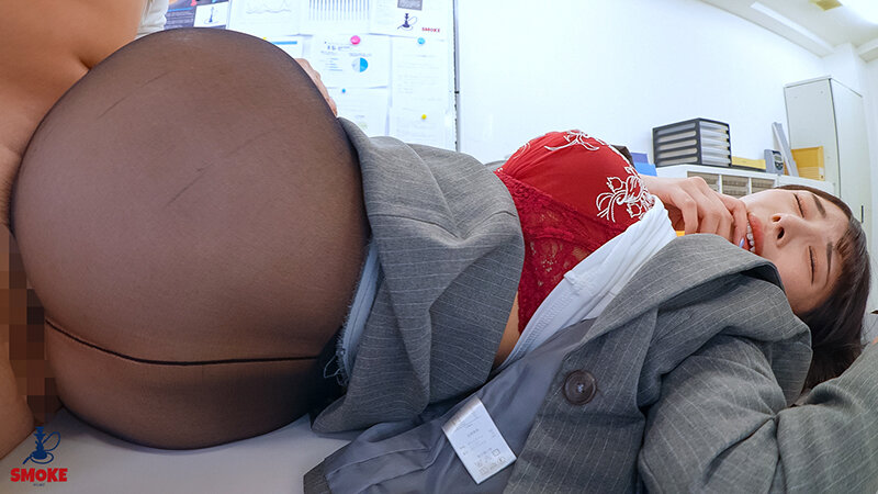 【肛門舐めセクハラ】ケツ穴を拡げさせられ何度もアナルクンニで舐められイキするデカ尻部下OL妻 小野坂ゆいか - サンプル画像 - 6