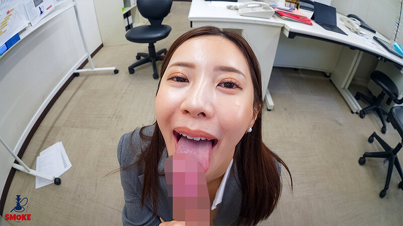 【汗舐めセクハラ】残業中オフィスで2人きり、匂い立つムレムレ雌フェロモン挑発で残業若手ち○ぽを勃起させ染み出る女汁液をとことん汗飲まセックスさせる人妻デカ尻女上司 水端あさみ - サンプル画像 - 4