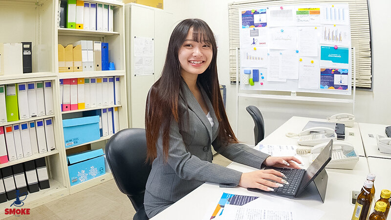 【ケツずりセクハラ】残業中のオフィスで二人きり、無自覚ムチパツ尻挑発してしまい中年スケベ部長に渋硬ち○ぽでしつこく擦りつけぶっかけ射精される新人デカ尻部下OL 花守夏歩 - サンプル画像 - 1