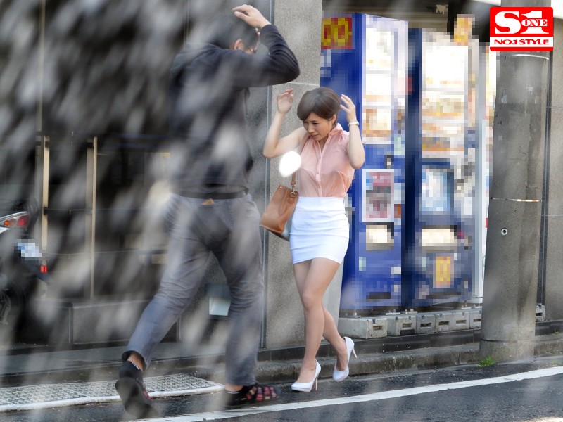 すみません、突然の雨で濡れてしまいまして… しかも、今日に限ってノーブラなんです…。 奥田咲 - サンプル画像 - 5
