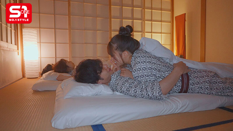 彼女、彼女の妹との温泉旅行で妹の方が二人きりになるたびに甘え密着ボディタッチからのおねだりキッス、 たまらず勃起するとジュボジュボしゃぶり始め暴発寸前チ●ポを色んな体位でハメてきて意のままに大量射精しちゃう恥ずかしい僕。 川越にこ - サンプル画像 - 4