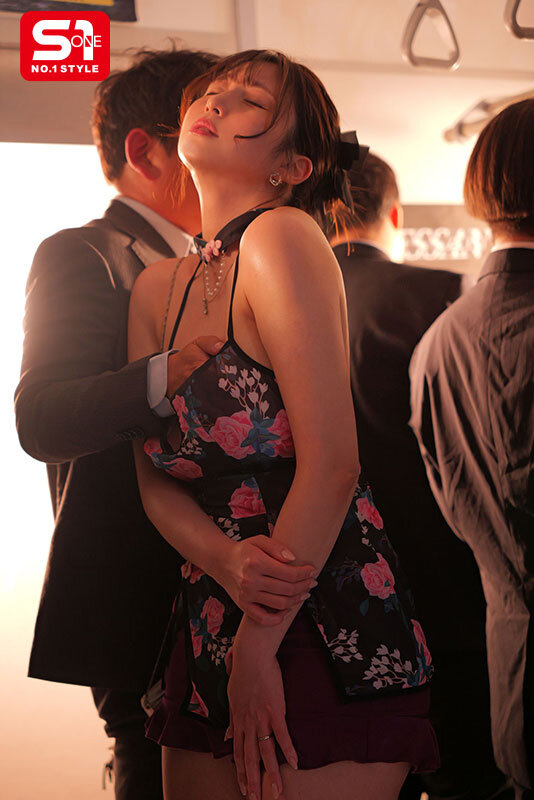 痴●待ちの半裸妻 理性じゃ収まらない肉欲が私をミダラな服で乗車させ、男たちの全身勃起を誘うのです… 東実果 - サンプル画像 - 6