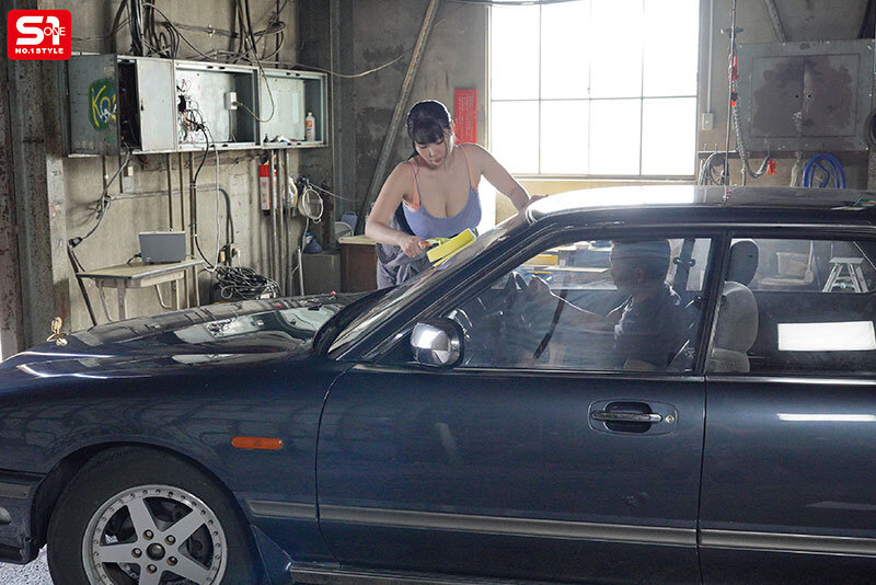 作業中に押しつぶされる超肉感バストが男の理性を破壊する…Mcupガテン女子の乳ワイパー誘惑 みなみ羽琉 - サンプル画像 - 2