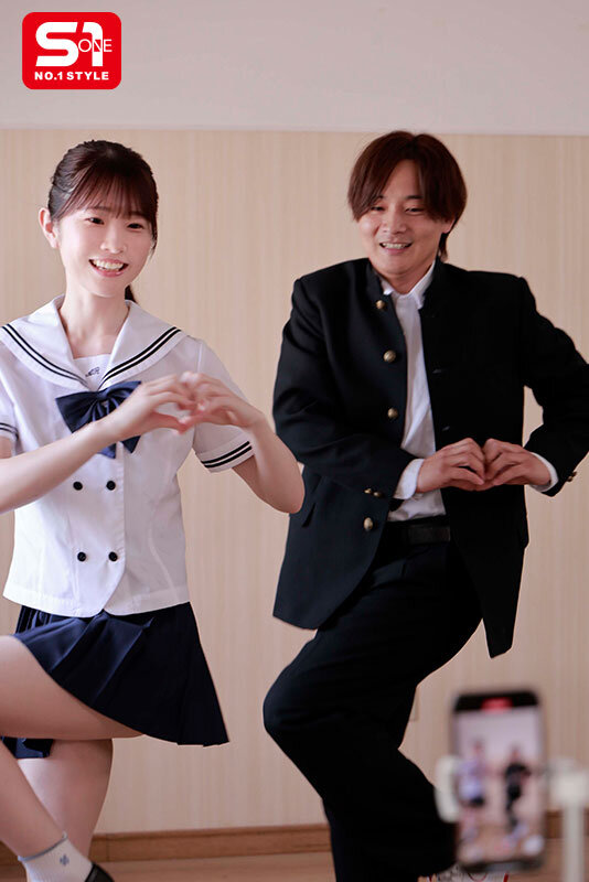 人気学生カップルインフルエンサーがSNSでバズりたくて迷い込んだ先は濃厚絶倫オヤジが住む淫欲まみれの変態村だった…。 白上咲花 - サンプル画像 - 1