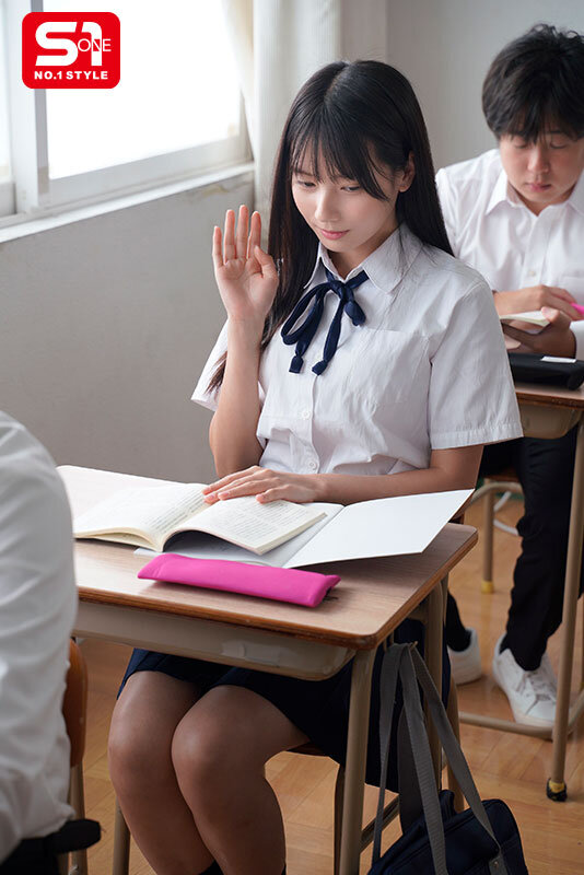 無口で大人しい女生徒なら体中を舐め回しても誰にも言わないんじゃないか？地味な図書委員は担任に舐め犯●れても抵抗できずイキまくる。 榊原萌 - サンプル画像 - 3
