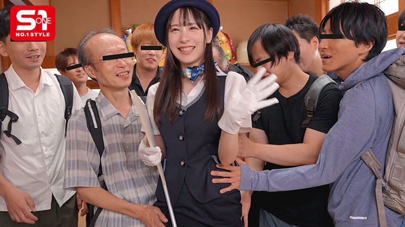 元バスガイド村上悠華の48時間セクハラOKファン感謝バスツアー 憧れAV女優の美顔・柔乳・近い距離感にシロウト男子大暴走！ザーメン22発も受け止める大乱交祭り - サンプル画像 - 5