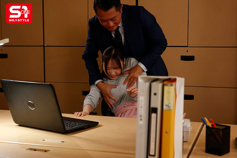 中小企業に入社したプリプリデカ乳OLが ボロッボロになるまで全オトコ社員に数珠つなぎレ●プ 小日向みゆう - サンプル画像 - 1