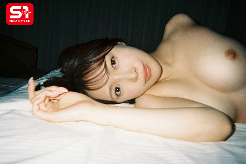 顔も性格もセックスも巨乳ニットもパツパツのジーンズに隠れたお尻も全てが最高のスタイル抜群の骨格ウェーブふんわり柔らか曲線美の俺だけの愛人を早く脱がせてそのカラダを独り占めして一晩中ひたすらにハメまくりたい。 鈴木希 - サンプル画像 - 2