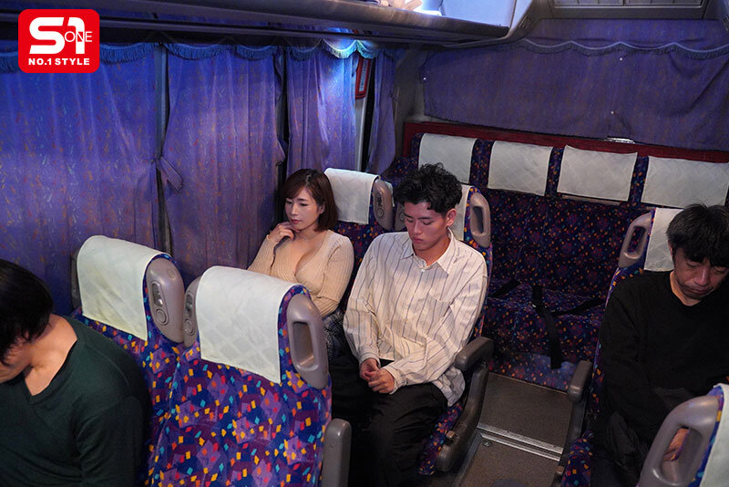 【本当に存在した夜行バス痴女】隣り合わせた謎の美女に消灯から目的地到着まで…一晩中ち●ぽ汁を絞り尽くされたんです。 奥田咲 - サンプル画像 - 1