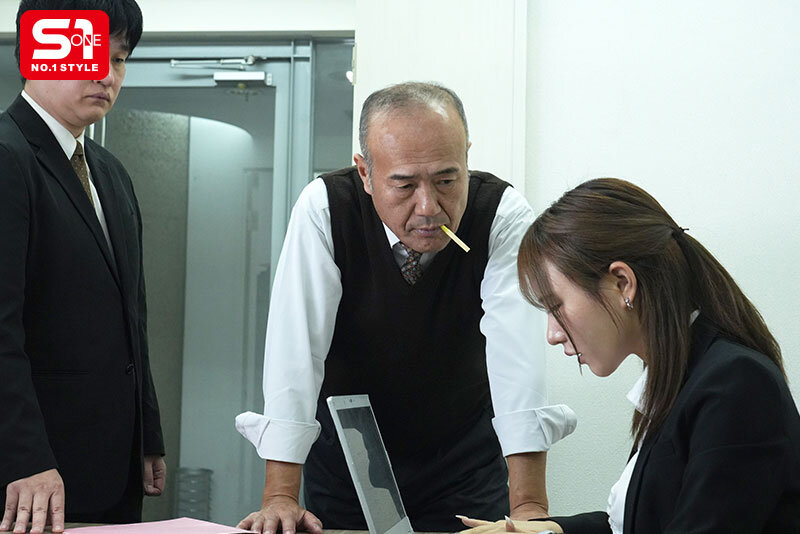 出張先ホテルで令和のゆるムチ生意気新卒と相部屋に…媚薬と昭和の絶倫チ●ポでこの社会の厳しさを分からせてやった。 渡部ほの - サンプル画像 - 1