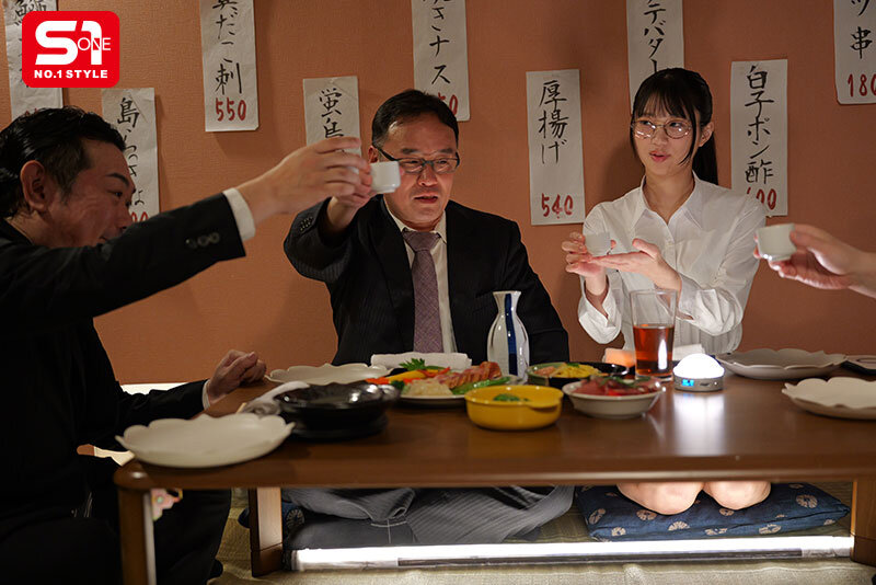 地味OLが中年キモ上司にバレた隠れエロボディ…出張先で無理やり相部屋宿泊、エグいセクハラでまさかの淫乱覚醒！絶頂潮で濡れまくりの夜。 雛形みくる - サンプル画像 - 2