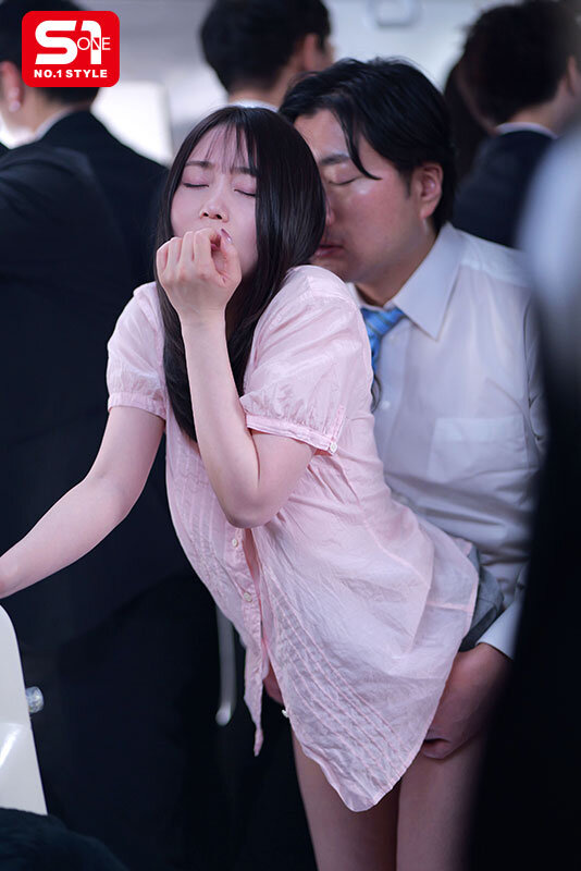 人混みで揉まれた快感が忘れられずノーブラで満員車両に乗り込む痴●サレたいスケベOL 夢乃あいか - サンプル画像 - 5