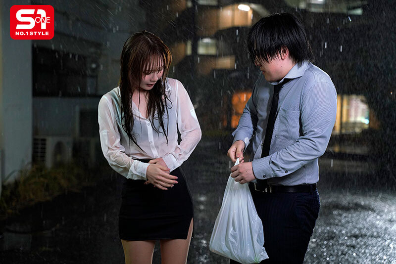 豪雨でエレベーター停電、密室にクール美女上司と二人きり、色気漂う濡れ髪、濡れ肌に欲情し襲ったら…まさかの貪り合い性交に発展 miru - サンプル画像 - 1