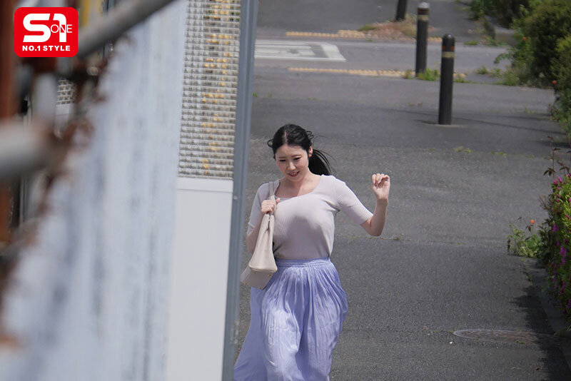 遅刻ギリギリでデカ乳揺らし駆け込み乗車してくるスキだらけ防御力ゼロの爆乳OL 痴●するにはもってこい。 みなみ羽琉 - サンプル画像 - 2