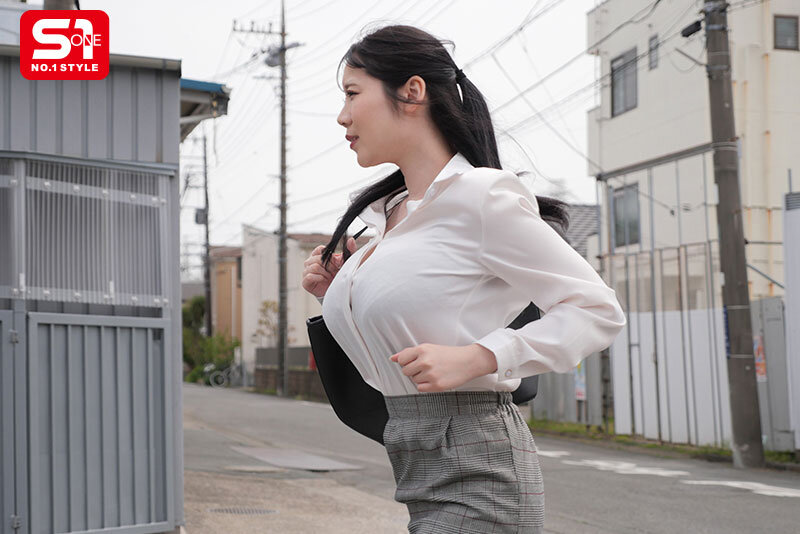 遅刻ギリギリでデカ乳揺らし駆け込み乗車してくるスキだらけ防御力ゼロの爆乳OL 痴●するにはもってこい。 みなみ羽琉 - サンプル画像 - 4
